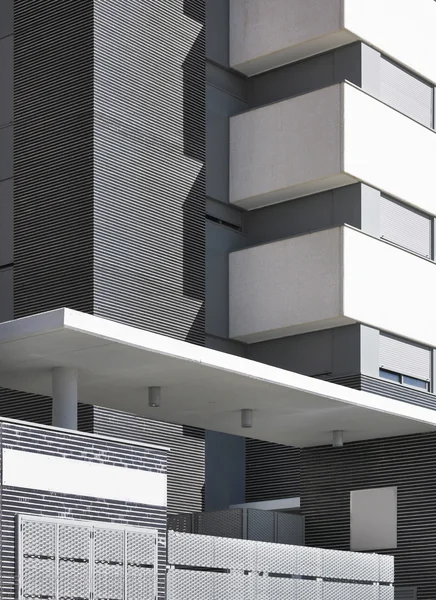 Moderna fachada de edificio en tonos grises —  Fotos de Stock
