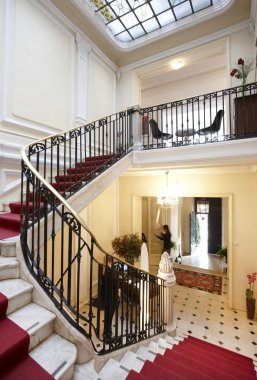 kırmızı halı klasik oturma ile lüks merdiven