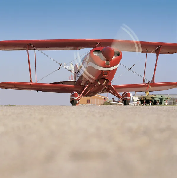 Red airplane ready to take off — Stock Photo, Image