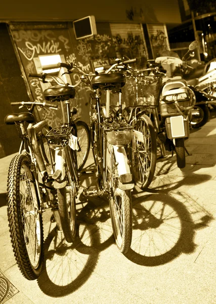 Låsta cyklar på en gata. sepiaton — Stockfoto