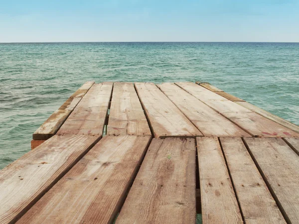 Деревянный док и Средиземное море с небом — стоковое фото