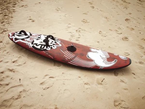 Tabla de surf en una playa mediterránea en tono cálido — Foto de Stock