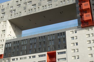 Turuncu, beyaz ve siyah tonu ile modern bina cephe