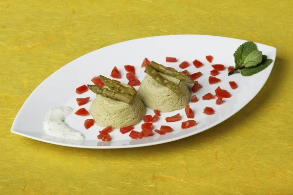 Ensalada de atún y espárragos servida en un plato con forma de pescado —  Fotos de Stock