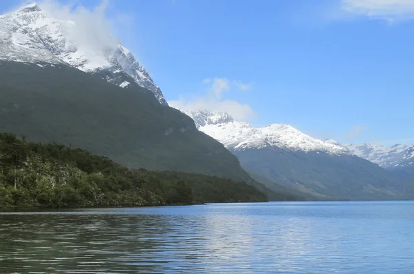 Paisaje patagónico con lago y montañas — Foto de Stock
