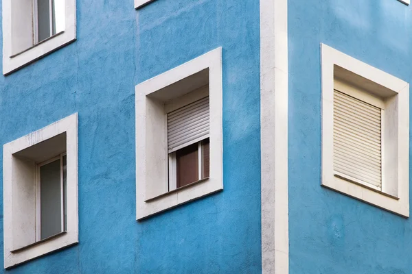 Facciata in cemento in tono blu con finestre — Foto Stock