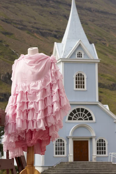 Исландия. Сейдисондур. Традиционная икеландская церковь и женщина — стоковое фото