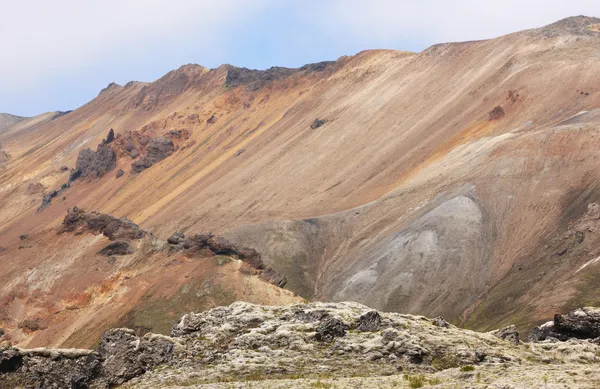 Island. södra området. Fjallabak. vulkaniska landskap med ryolit — Stockfoto