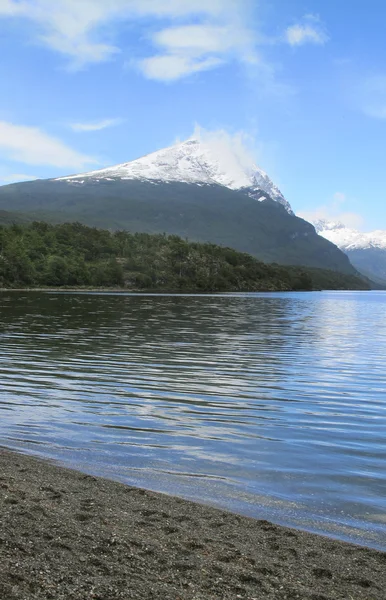 Paisaje patagónico con lago y montaña. Argentina — Foto de Stock