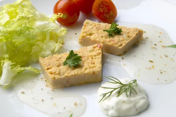 Salada de atum com legumes. Cozinha mediterrânica — Fotografia de Stock