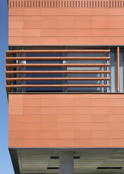 Façade de bâtiment moderne avec revêtement céramique — Photo
