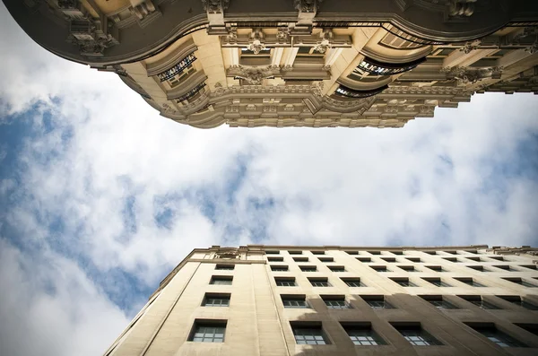 Façades classiques dans une ville européenne — Photo