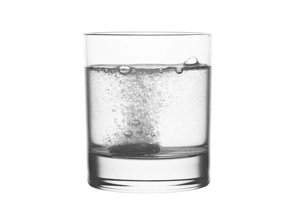 Vaso de agua con comprimido efervescente aislado en blanco —  Fotos de Stock