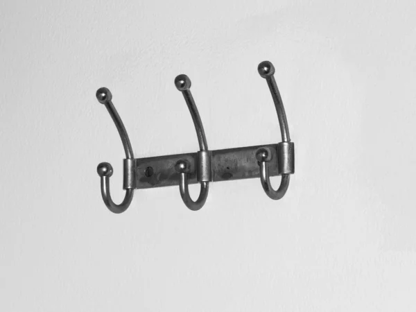 Geroeste metalen hanger op een witte muur — Stockfoto