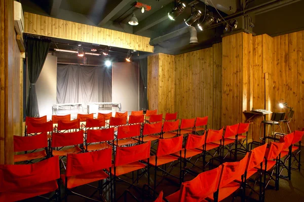 Divadlo interiér s červenými židlemi. Nikdo — Stock fotografie