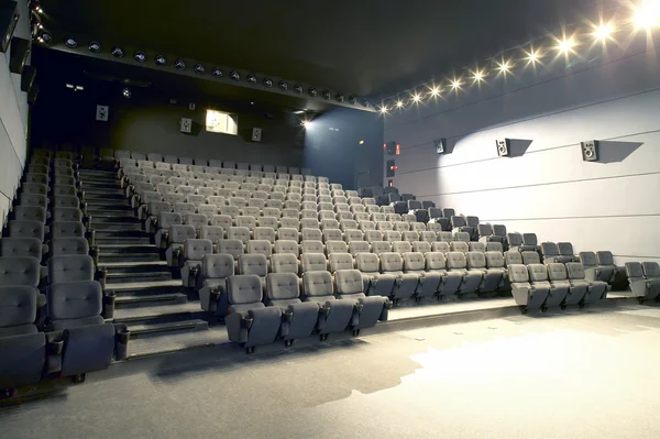 Intérieur cinéma avec lumières allumées et cabine du projecteur — Photo