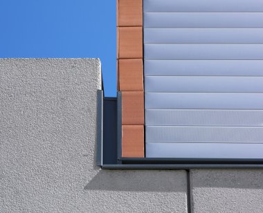 Modern bina cephe detay ile mavi gökyüzü