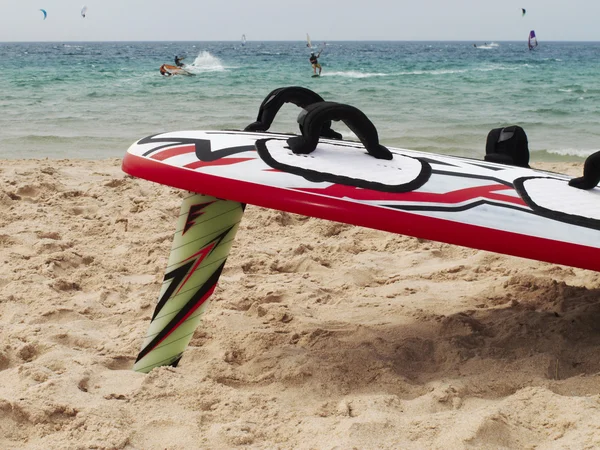 Surfplank in het zand op een mediterrane strand — Stockfoto