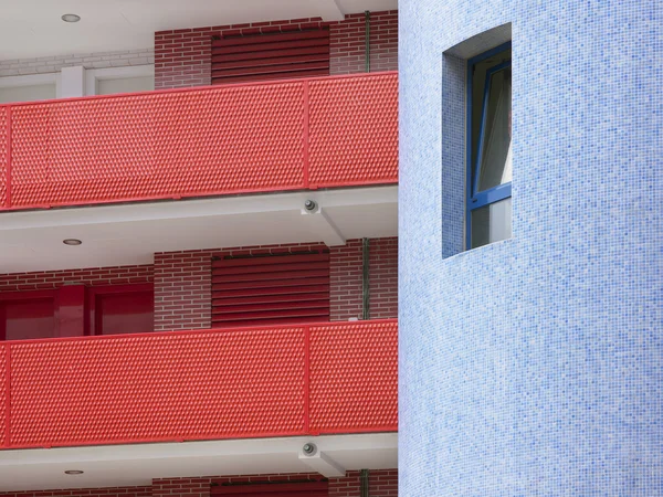 Residentieel gebouw detail in rode en blauwe Toon — Stockfoto