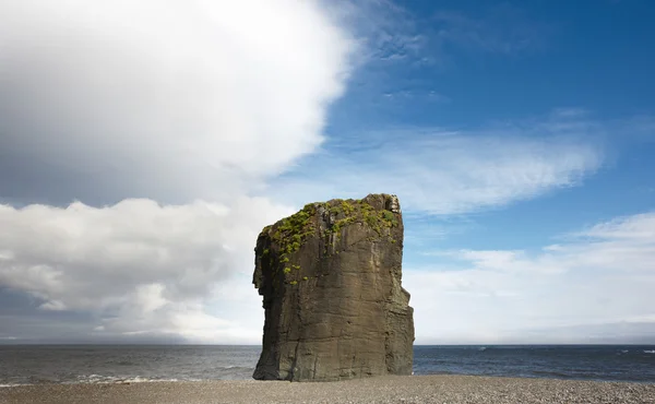 Islandia. wschód fiordów. skały na brzegu — Zdjęcie stockowe