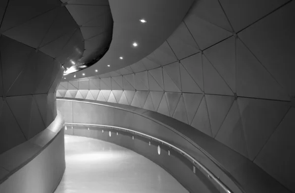 Modernes Gebäude-Korridor mit geschwungene form弯曲的形式与现代建筑走廊 — 图库照片