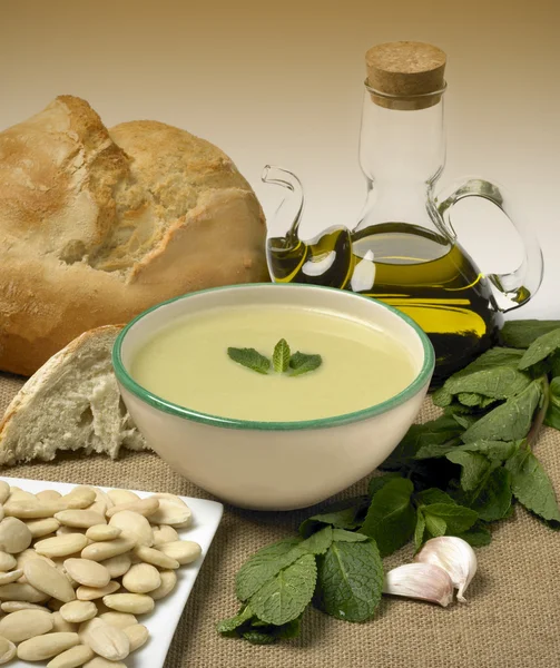 Natura morta con zuppa, olio d'oliva e pane. Cucina mediterranea — Foto Stock
