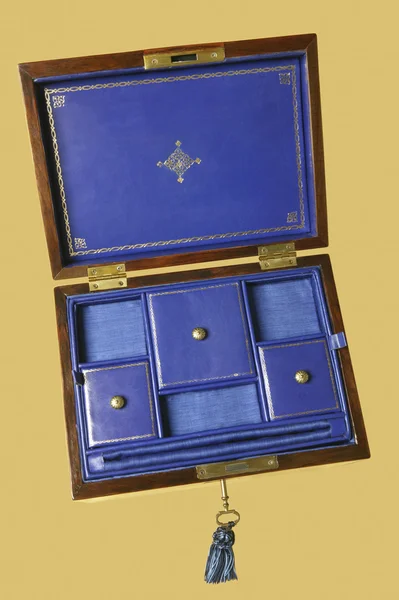 Открытый деревянный ящик с драгоценностями, изолированный на желтый — стоковое фото