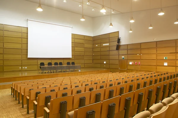 Moderní budova konferenční místnost se sedadly — Stock fotografie