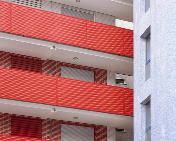 Bytový dům fasáda v červené a modré tón — Stock fotografie