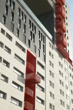 Kırmızı ve beyaz tonda modern bina cephe