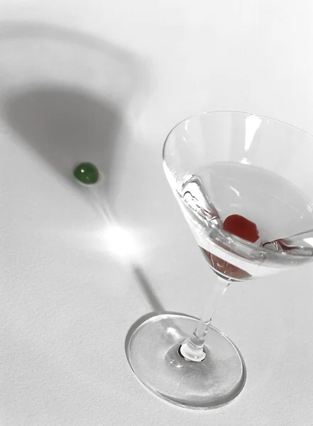 Tasse à cocktail avec cerise rouge et verte — Photo