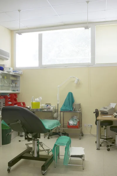 Sala de médicos del hospital con equipo y silla —  Fotos de Stock