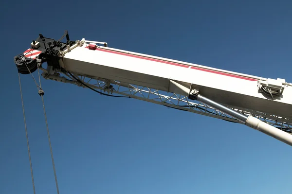 Telescopic crane under a blue sky — Stock Photo, Image