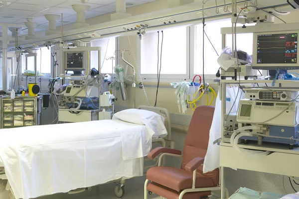 Salle d'urgence hospitalière avec lit et équipement — Photo