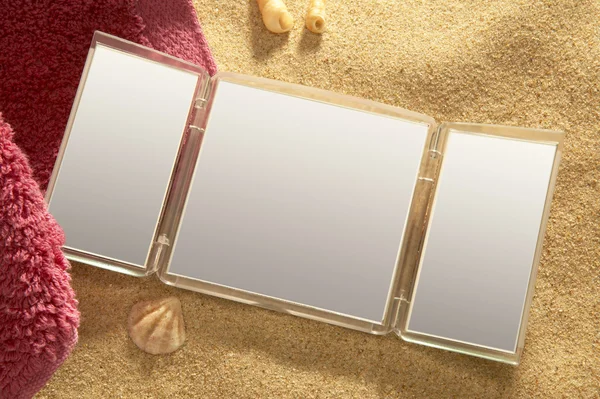 Maquillaje espejo y toalla en la playa —  Fotos de Stock