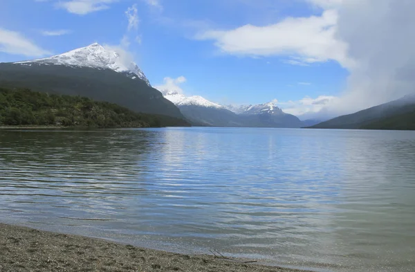 Patagoniska landskapet med bergen och sjön — Stockfoto