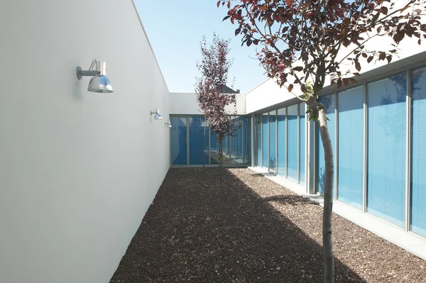 Moderna casa residenziale con patio e alberi — Foto Stock