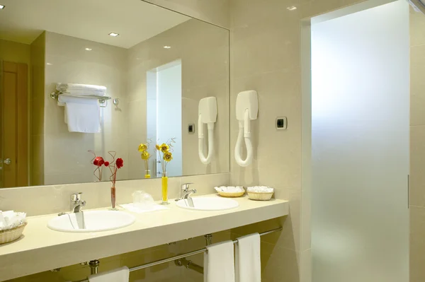 Salle de bain en marbre dans un hôtel — Photo