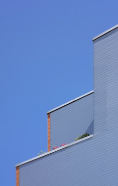 cephe ve mavi gökyüzü bina metalik