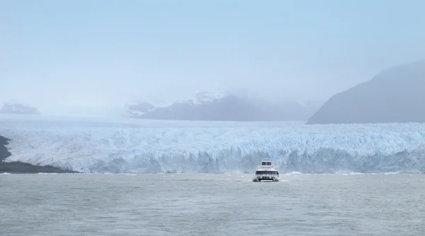 Geleira Perito Moreno e lago com cruzeiro — Fotografia de Stock