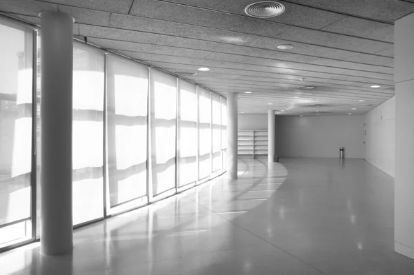 Modern gebouw rond corridor in zwart-wit — Stockfoto