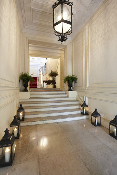 Мраморный коридор со свечами и антикварной лампой
