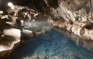İzlanda. Myvatn. grjotagja. sıcak su ile mağara