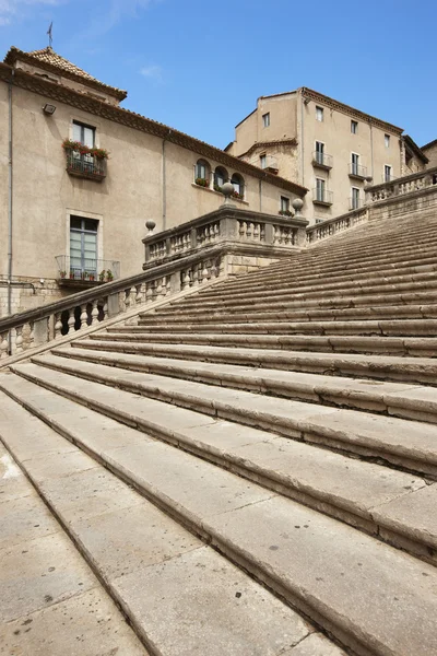 Španělsko. Katalánsko. Girona. Kamenné schodiště na katedrálu a staré ho — Stock fotografie