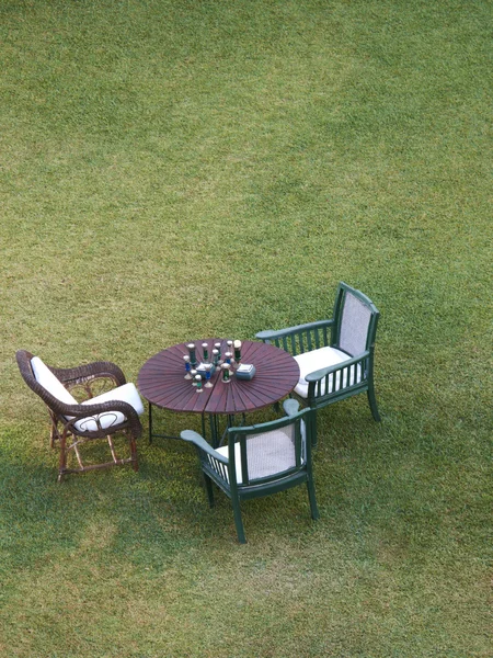 Стол и стулья в парке — стоковое фото