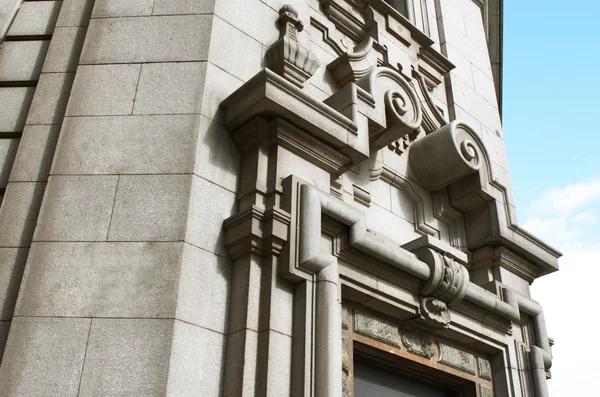 Fachada de edificio de piedra neoclásica con en color gris —  Fotos de Stock