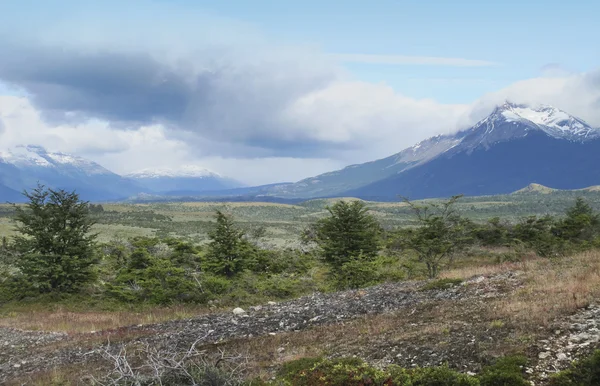 Patagonische Landschaft mit Bergen und Wolken — Stockfoto