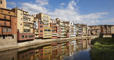 İspanya. Catalonia. Girona. Onar renkli evleri