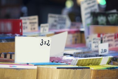 İkinci el kitap satışı bir parkta