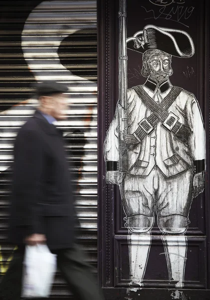 Façade en bois peinte avec un soldat antique — Photo